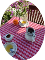 Уютное фото со столом и цветами — неформальное общение и блог Разговор за чаем в проекте Udanna, юданна, .lfyyf, гвфттф