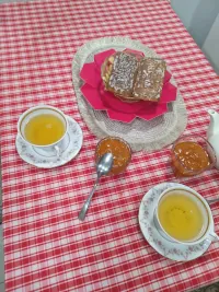 Evening sweets — tea, gingerbread and a warm mood at the table