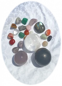 A wide-open gaze — stones, color and a living touch with the world
